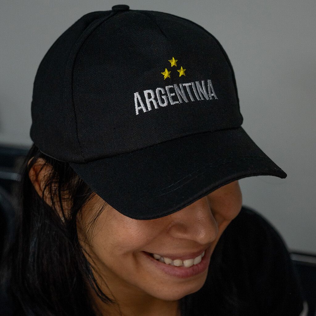 GORRA JUNIOR SILUETA ALVAREZ MODV-00ES - VARIOS - NEGRO GORRA JUNIOR 3 ESTRELLAS ARGENTINA MODV-00ES - VARIOS - NEGRO - Imagen 1